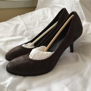 NEW Donald J. Pliner Brown Heels